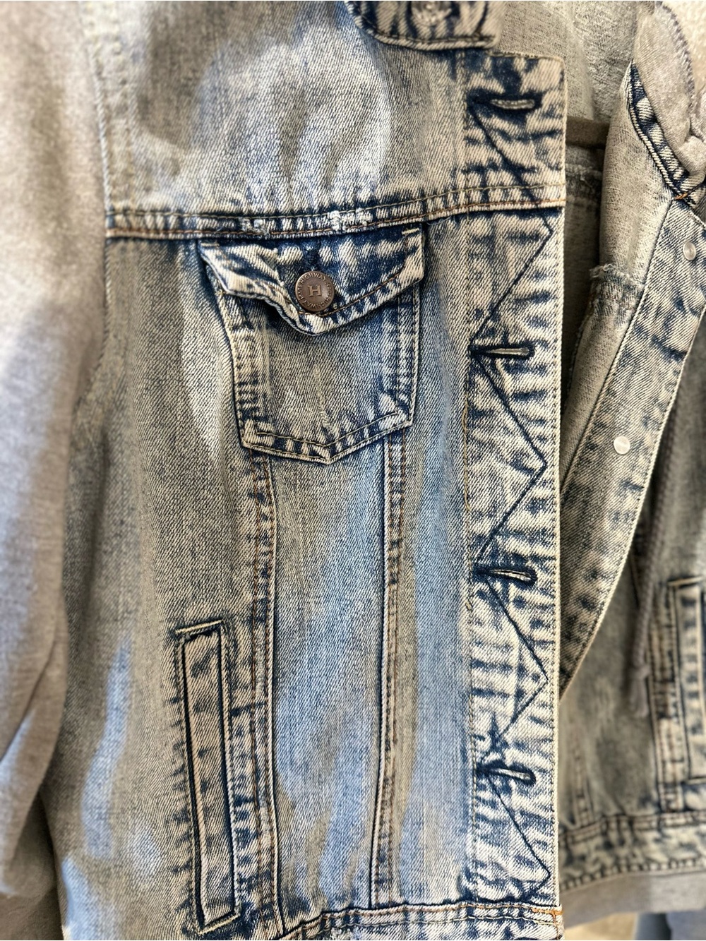Highway Jeans Light Wash Denim Jacket with Gray Hoodie and Sleeves 🩵🩶 - Picture 3 of 8